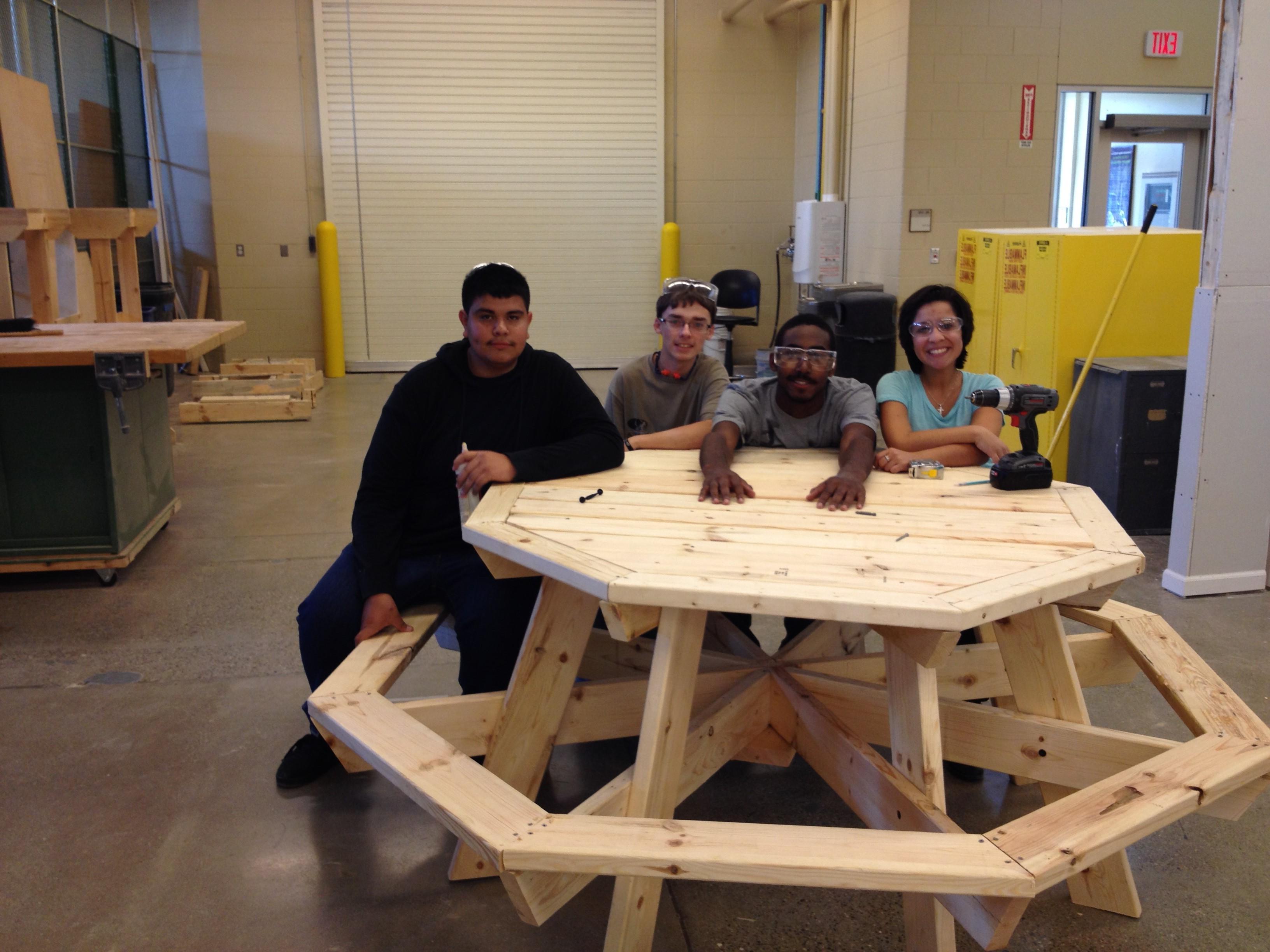 建筑学生为当地非营利组织“成长希望”搭建野餐桌