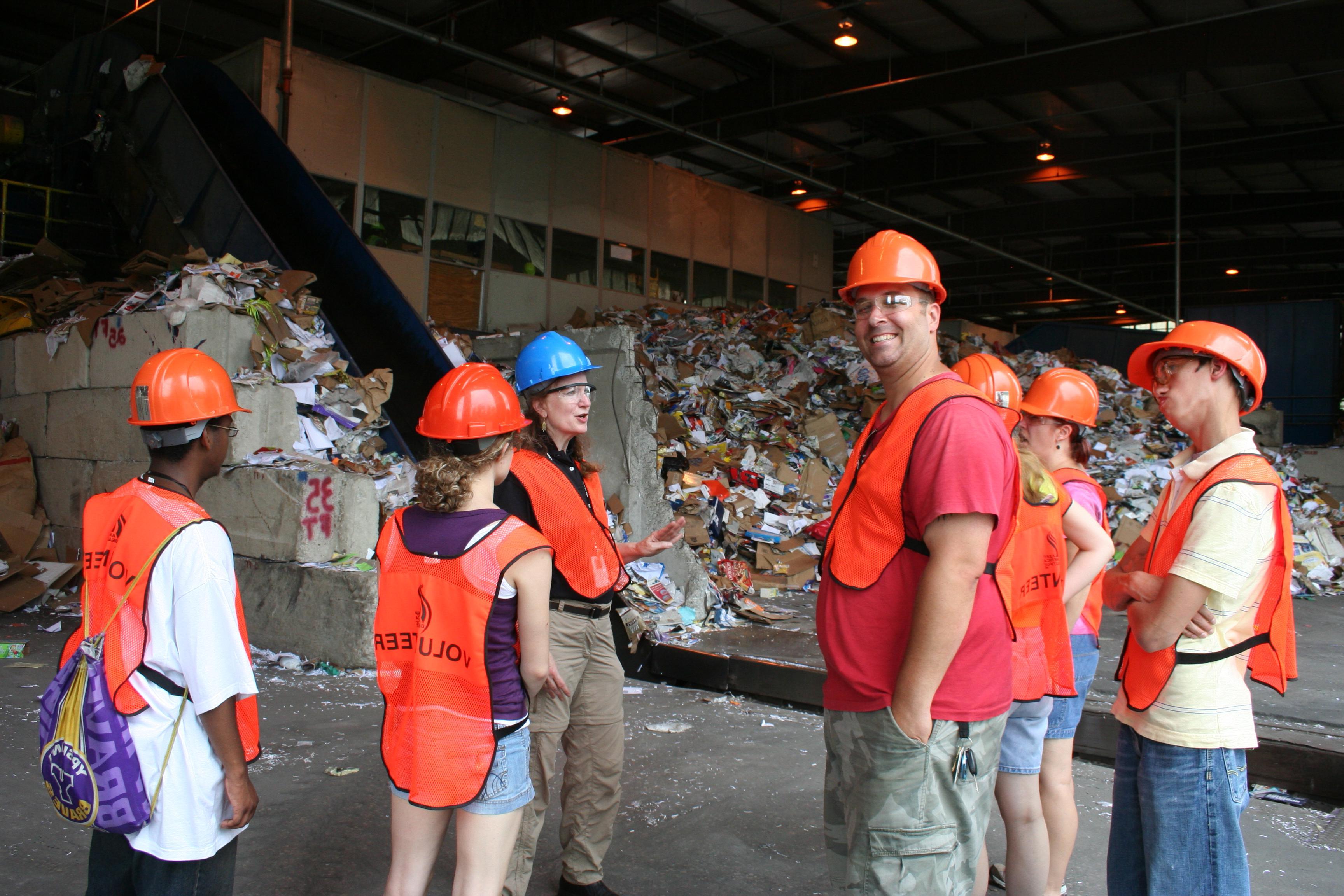 环境科学专业的学生参观安娜堡材料回收设施.